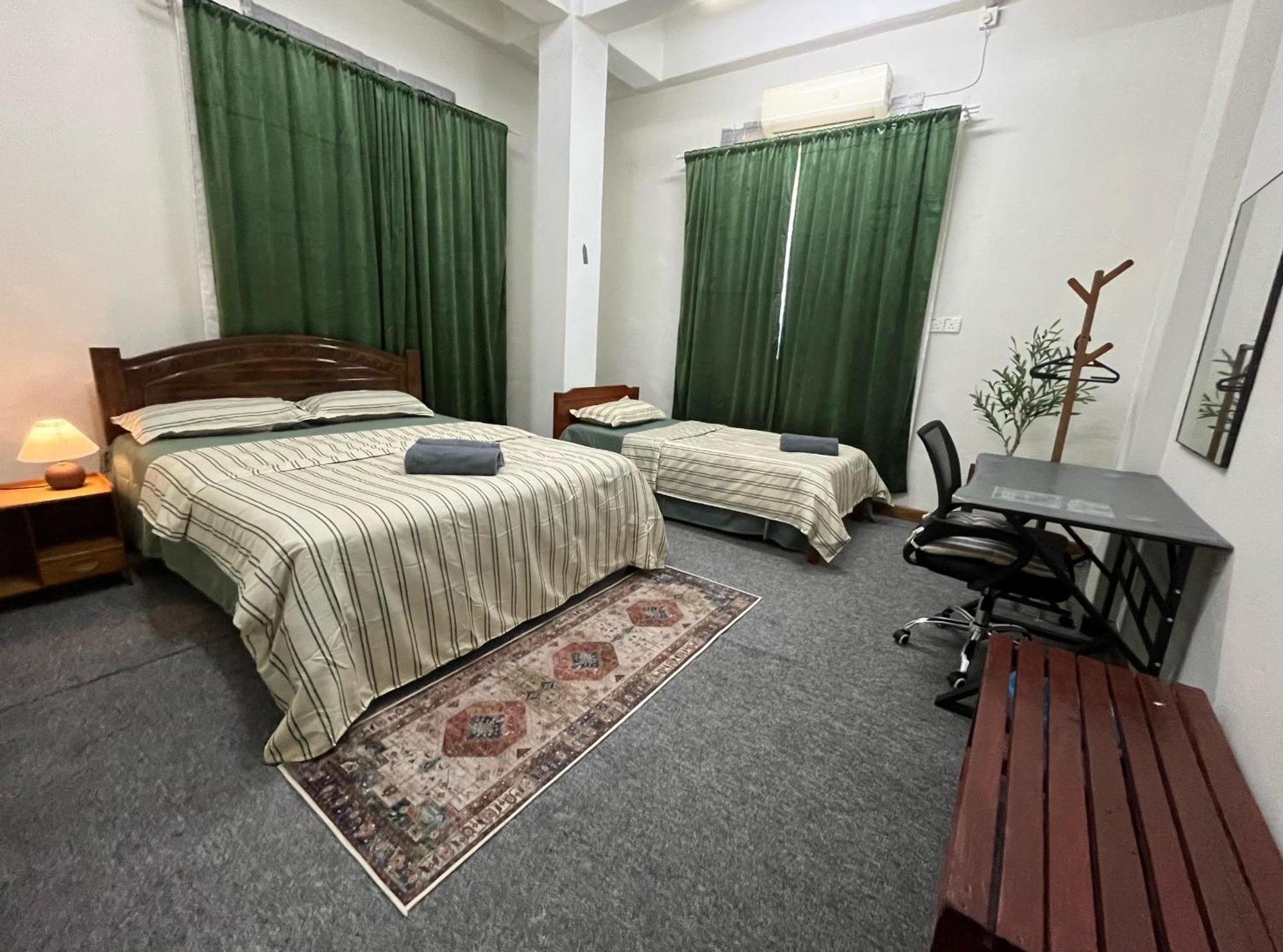 La Wood Homestay Кампунґ-Куала-Бесут Екстер'єр фото